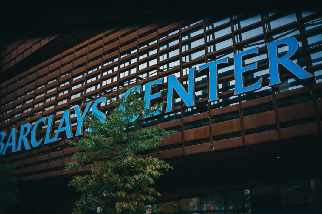 Barclays anunță concedieri masive din cauza inteligenței artificiale, în timp ce profitul explodează