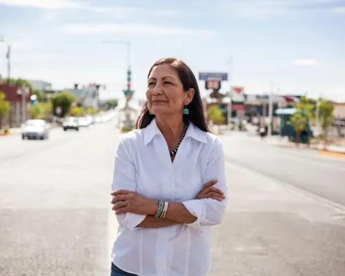 Debi Haaland, istorie în curs: prima femeie nativă americană guvernatoare în Noul Mexic