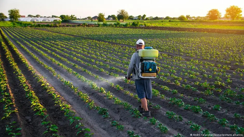 Bruxelles-ul vrea să relaxeze regulile privind pesticidele: O victorie pentru fermieri sau un risc ecologic?