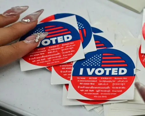 Acuzații federale de fraudă la vot pentru posesorii de „green card” din California