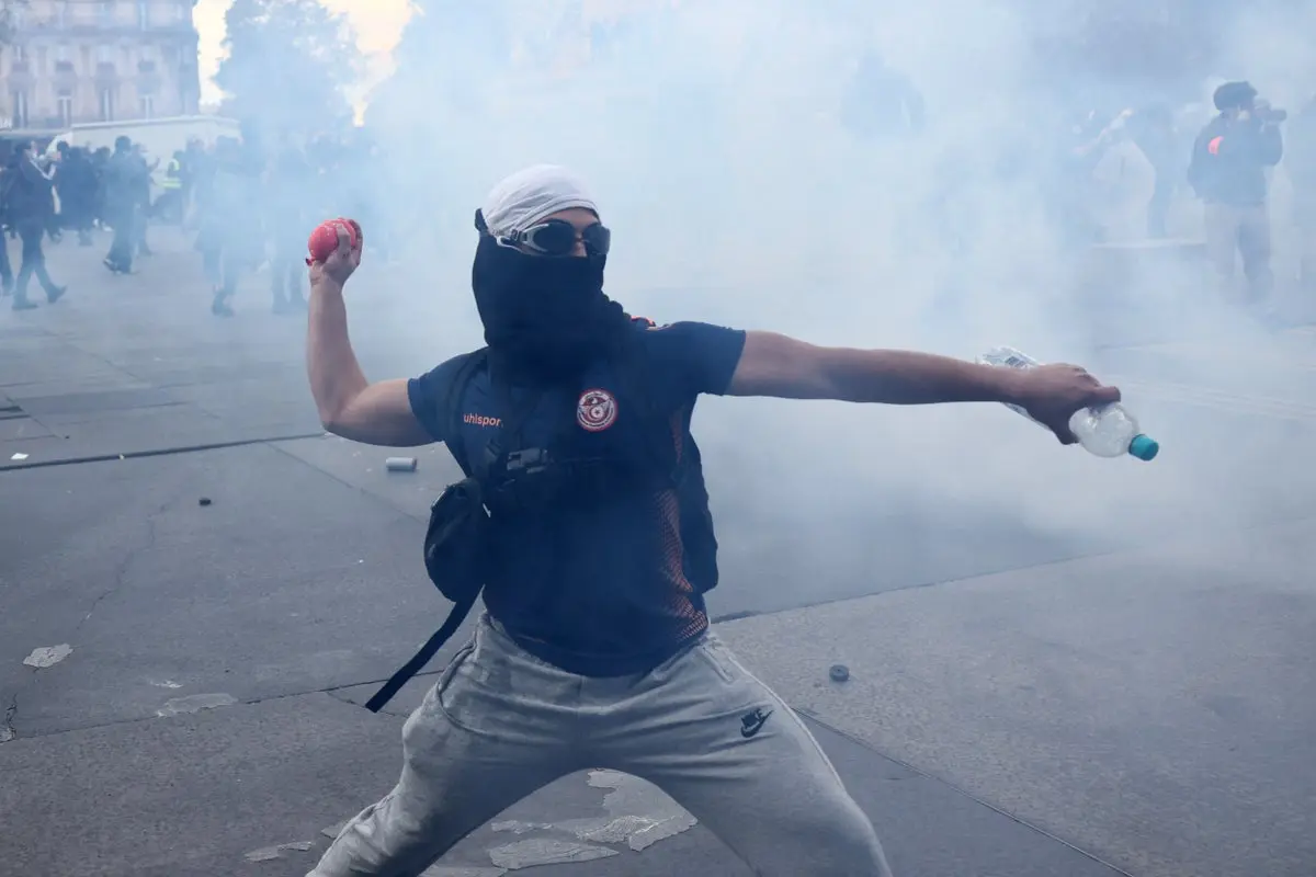 Zeci de rețineri la Paris înaintea protestelor masive din Franța!