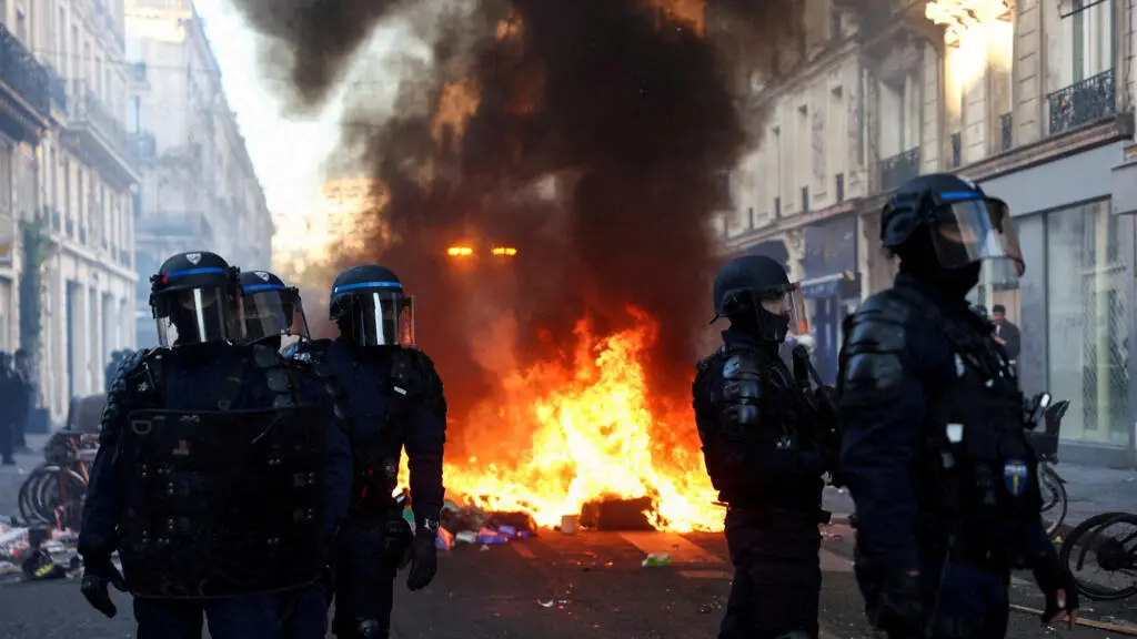 Prim-ministrul Franței anuncă lovitură de stat polițistă pentru noile demonstrații