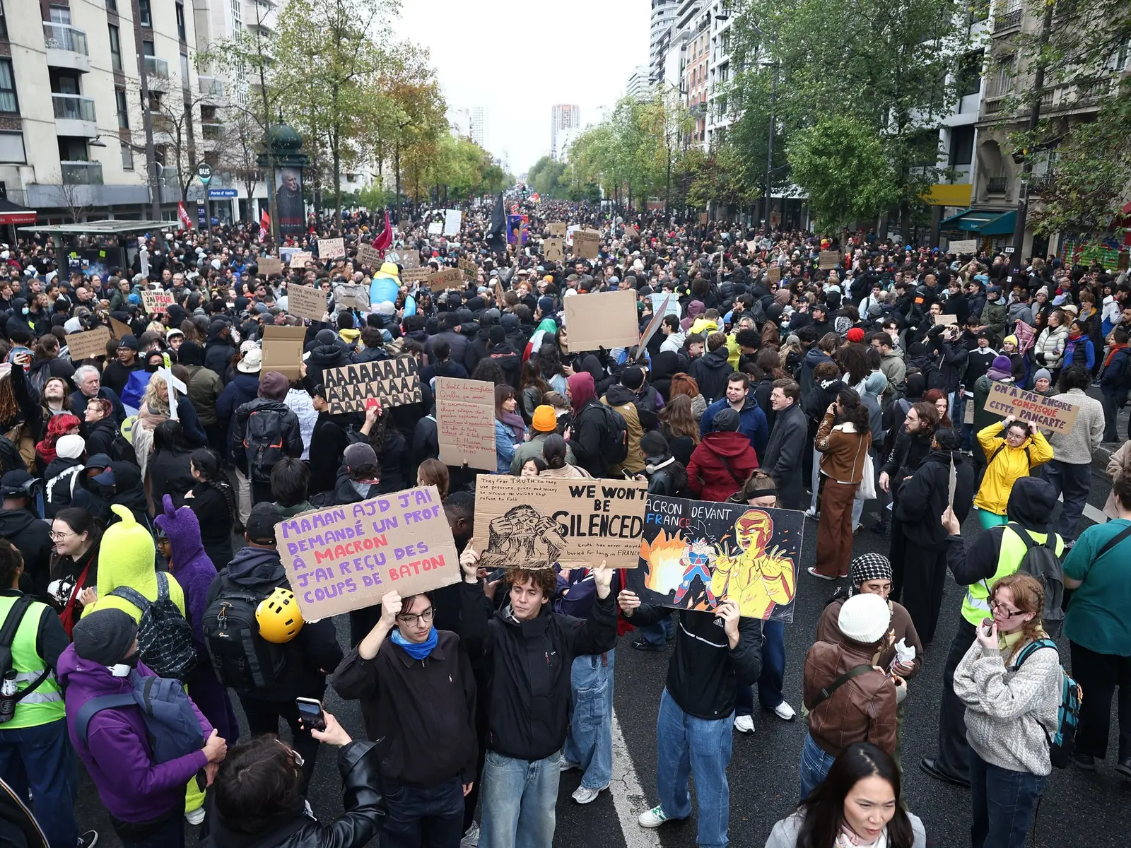 135 de rețineri în Franța la protestele sub pază militarizată