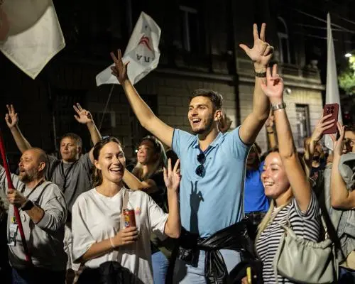 Tinerii din Serbia îl provoacă pe președintele Aleksandar Vucic la urne