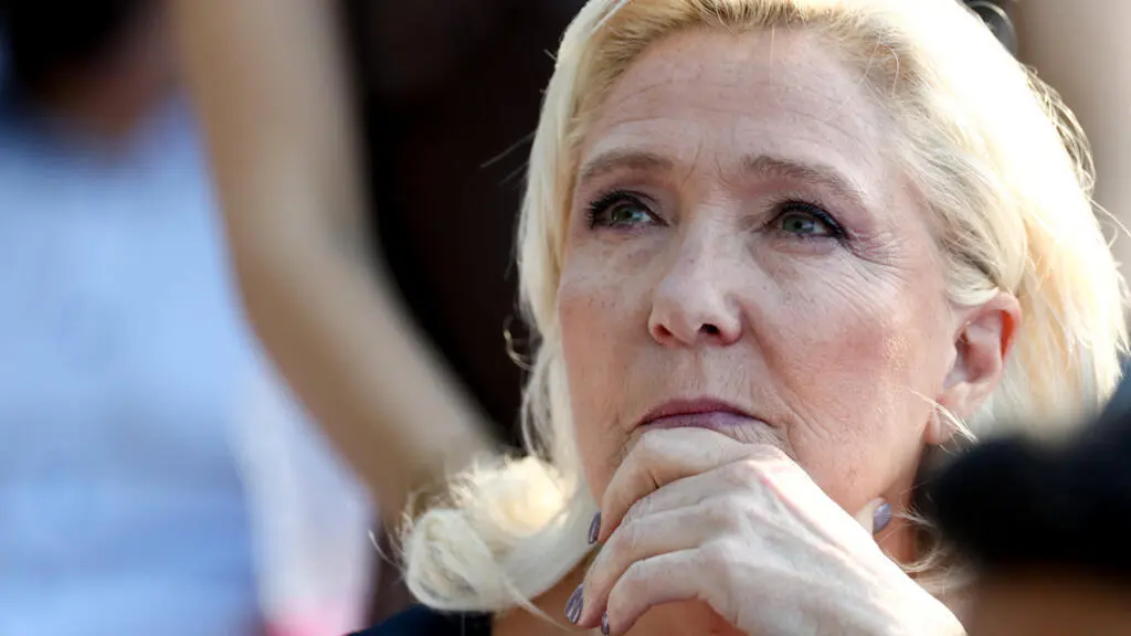 Le Pen lansează cursa prezidențială în plină criză socială
