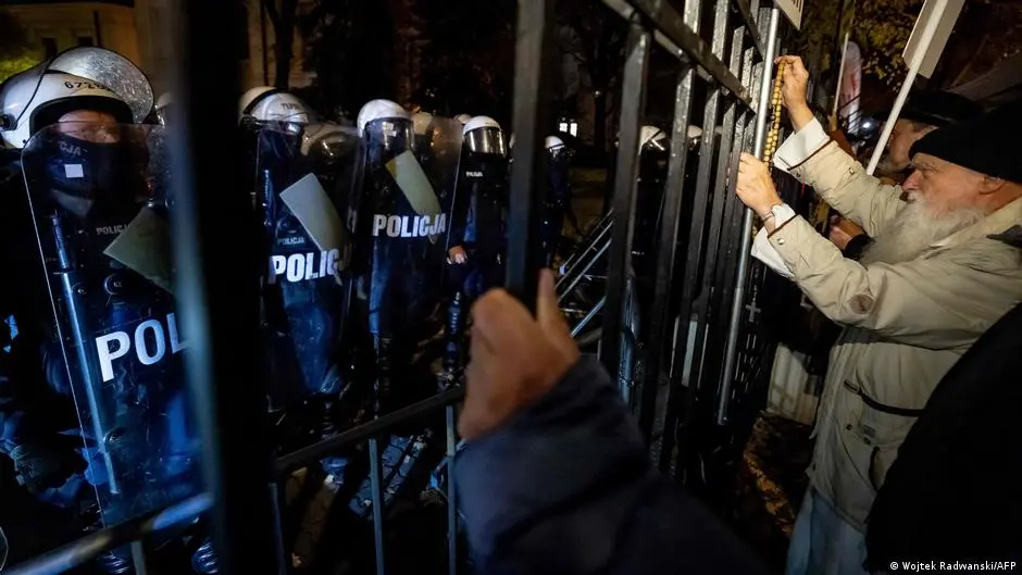 Proteste violente în fața Curții Constituționale după demiterea președintelui