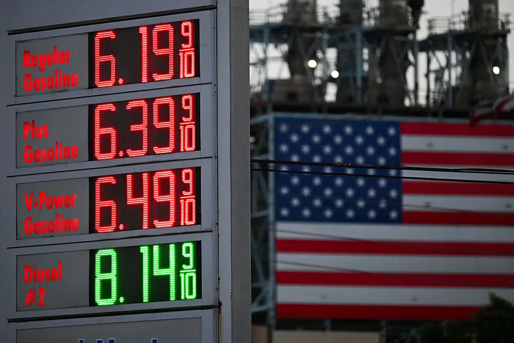 Trump activează „Defense Production Act” pentru a forța creșterea producției de petrol